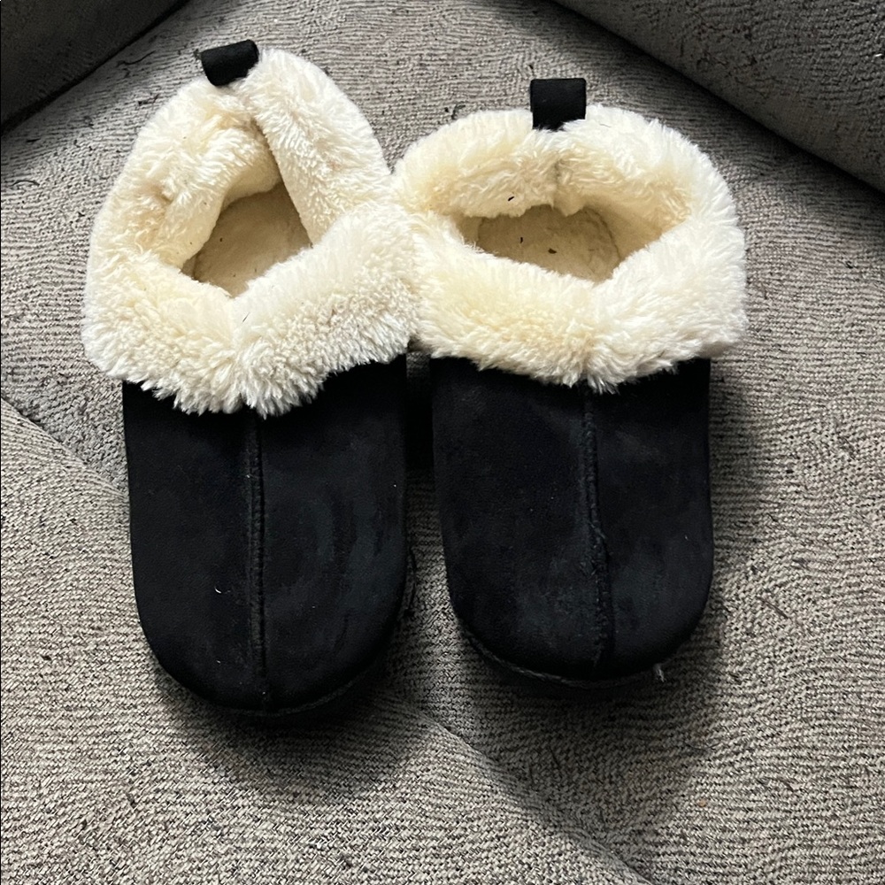 Cozy Black womens faux wool slippers (7-8)